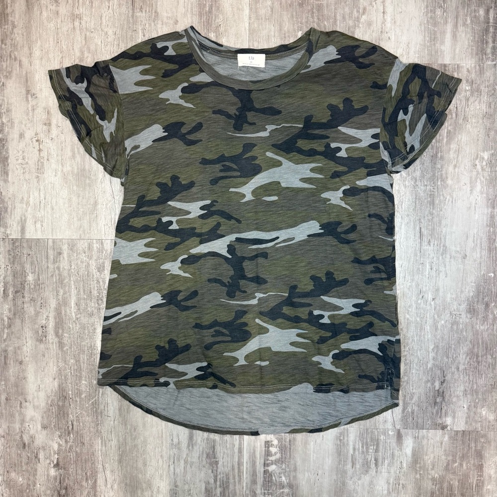 Women’s t.La camo‎ short sleeve size small
